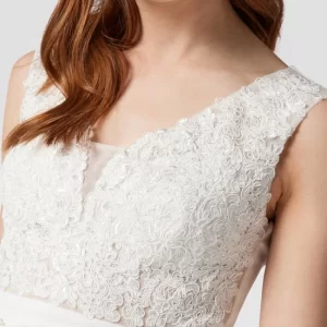 Paradi Brautkleid Mit Floralen Stickereien – Offwhite 11